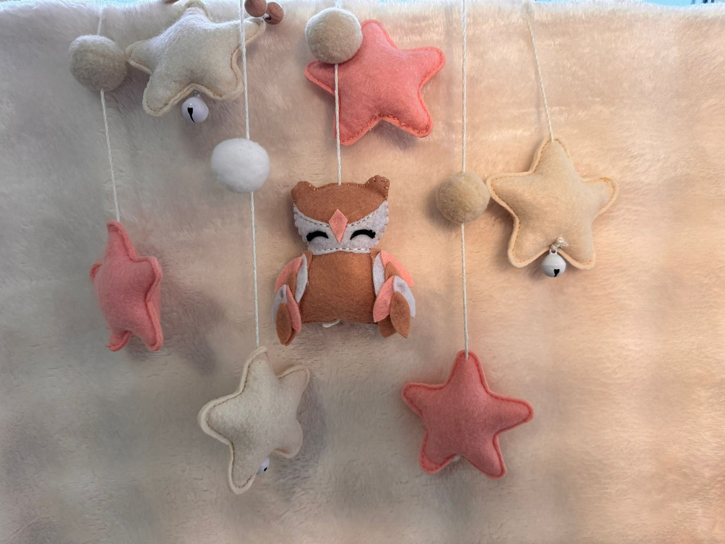 Sterneneule Mobile – Magische Babyzimmer Dekoration mit Glöckchen