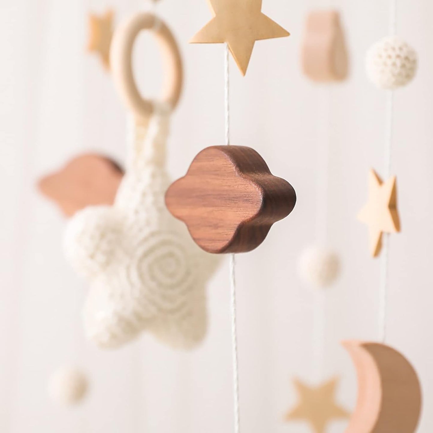 Sternchen Mobile – Sanfte Babyzimmer Dekoration mit Wolken und Strickstern